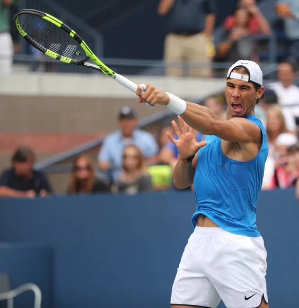 Чемпион Большого шлема Рафаэль Надаль из Испании на практике на US Open 2016 — стоковое фото