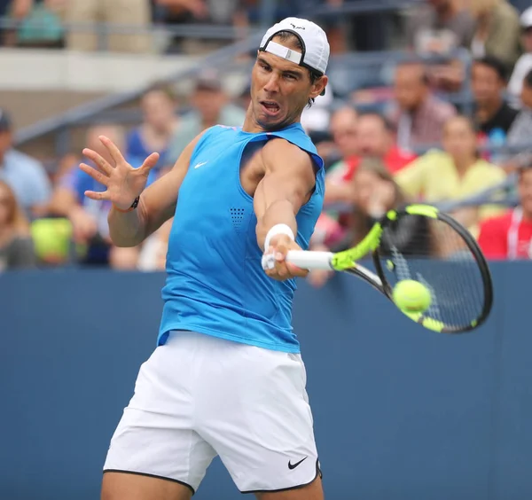 Grand Slam šampión Rafael Nadal ze Španělska v praxi pro nás Open 2016 — Stock fotografie