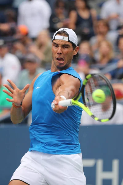 El campeón del Grand Slam Rafael Nadal de España en la práctica para el US Open 2016 — Foto de Stock