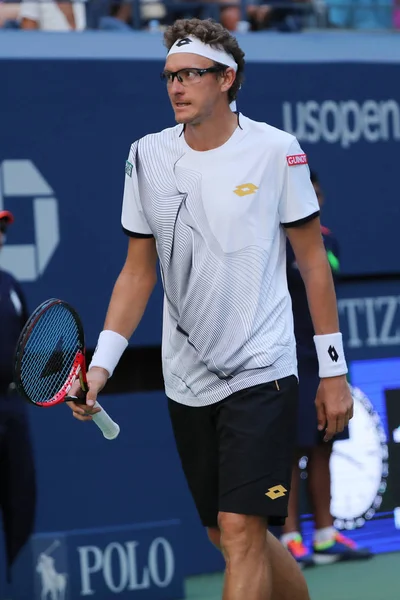 Giocatore professionista di tennis Denis Istomin di Uzbekistan in azione durante il primo turno US Open 2016 — Foto Stock