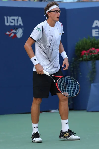 Le joueur de tennis professionnel Denis Istomin d'Ouzbékistan en action lors du premier tour US Open 2016 — Photo