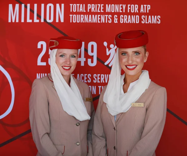 Emirate Airlines Flugbegleiter am Stand der emirates Airlines im Billie Jean King National Tennis Center während der Eröffnung 2016 — Stockfoto