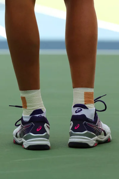 La tenista profesional Polona Hercog de Eslovenia lleva zapatos de tenis ASICS personalizados durante el partido en el US Open 2016 — Foto de Stock