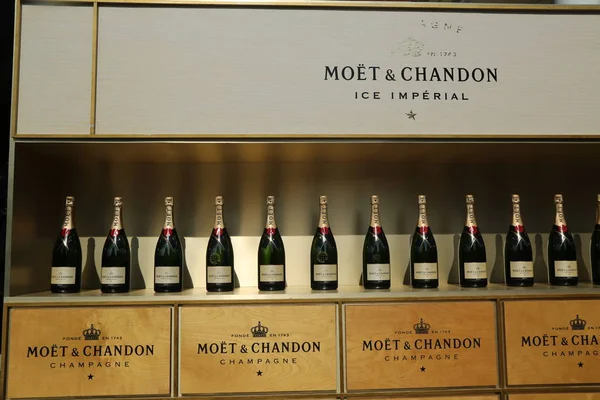 提出了一种在国家网球中心期间我们开放 2016年酩，酩悦香槟香槟 — 图库照片