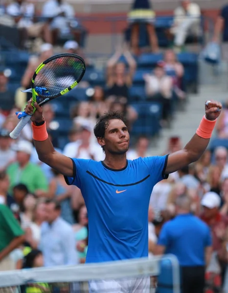 Grand Slamu Rafael Nadal ze Španělska slaví vítězství po nás Open 2016 v prvním kole zápasu — Stock fotografie