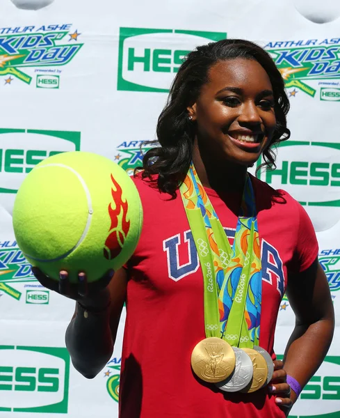 Mistrz Igrzysk Olimpijskich 2016 Rio pływak Simone Manuel uczestniczy w Arthur Ashe Kids Day 2016 — Zdjęcie stockowe