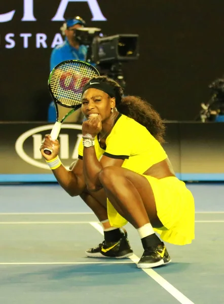 Vinte e uma vezes a campeã do Grand Slam Serena Williams comemora a vitória após sua partida de semifinal no Australian Open 2016 — Fotografia de Stock