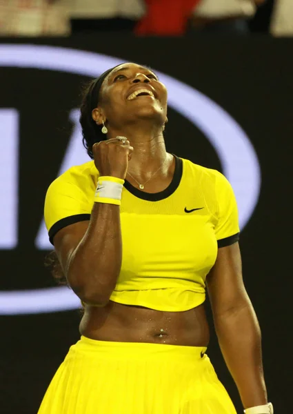 Veintiún veces campeona del Grand Slam Serena Williams celebra la victoria después de su partido de semifinales en el Abierto de Australia 2016 — Foto de Stock