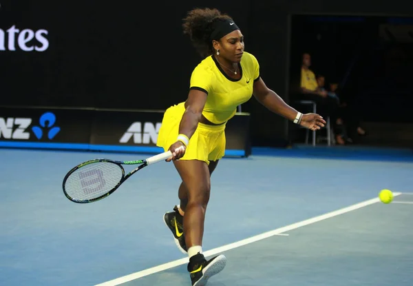 Veintiún veces campeona de Grand Slam Serena Williams en acción durante su último partido en el Abierto de Australia 2016 — Foto de Stock