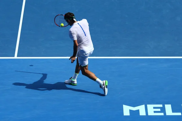 Dezessete vezes campeão do Grand Slam Roger Federer da Suíça em ação durante a partida de quartas de final no Australian Open 2016 — Fotografia de Stock