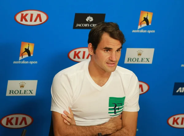Diecisiete veces campeón del Grand Slam Roger Federer de Suiza durante conferencia de prensa después de partido de cuartos de final en el Abierto de Australia 2016 —  Fotos de Stock