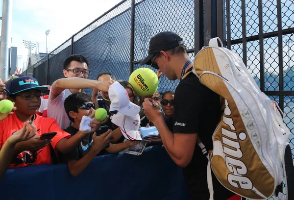 Grand Slam šampion Bob Bryan podepíše autogramy po tréninku pro nás Open 2016 — Stock fotografie