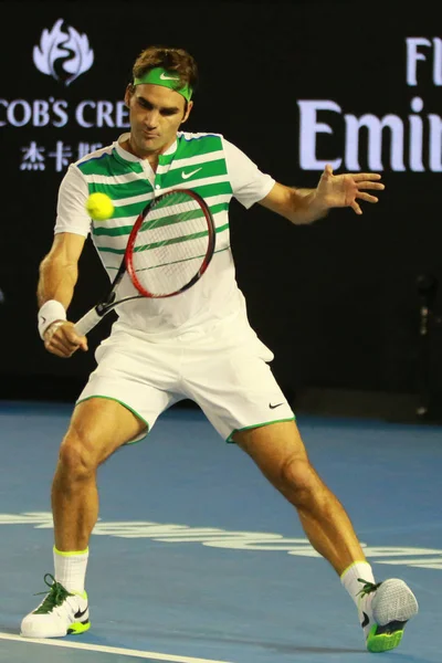 Семнадцать раз чемпион Большого шлема Роджер Федерер из Швейцарии в действии во время полуфинального матча на Australian Open 2016 — стоковое фото