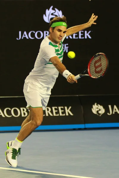 Dezessete vezes campeão do Grand Slam Roger Federer da Suíça em ação durante partida semifinal no Australian Open 2016 — Fotografia de Stock