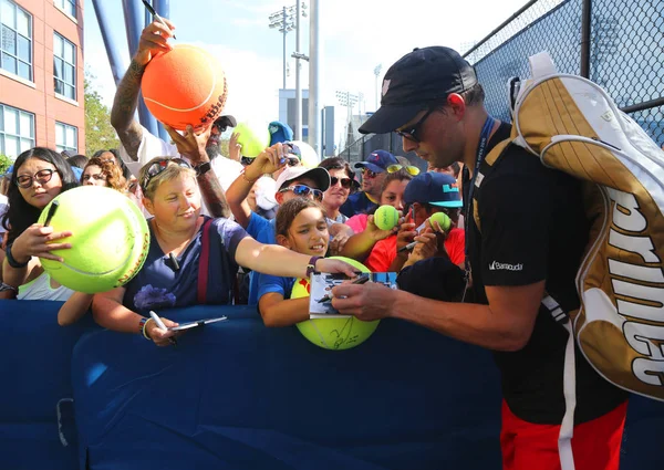 Grand Slam Champion Bob Bryan signs autographs after practice for US Open 2016 — Stock Photo, Image