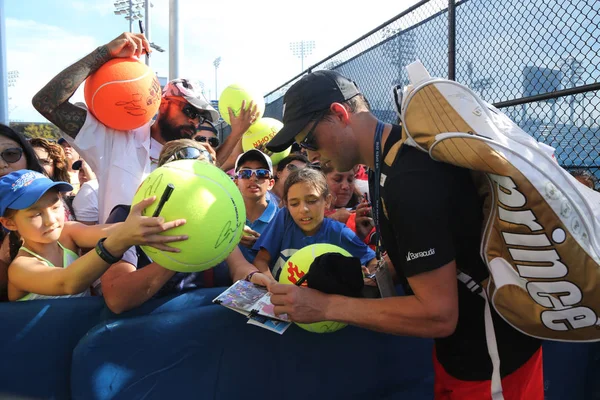 El campeón del Grand Slam Bob Bryan firma autógrafos después de la práctica para el US Open 2016 — Foto de Stock