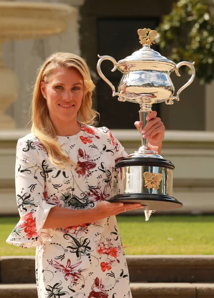 Campione del Grande Slam Angelique Kerber della Germania in posa nella Government House con il trofeo del campionato dopo la vittoria agli Australian Open 2016 — Foto Stock