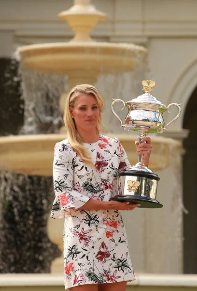 La championne du Grand Chelem Angelique Kerber d'Allemagne posant à Government House avec un trophée de championnat après la victoire à l'Open d'Australie 2016 — Photo