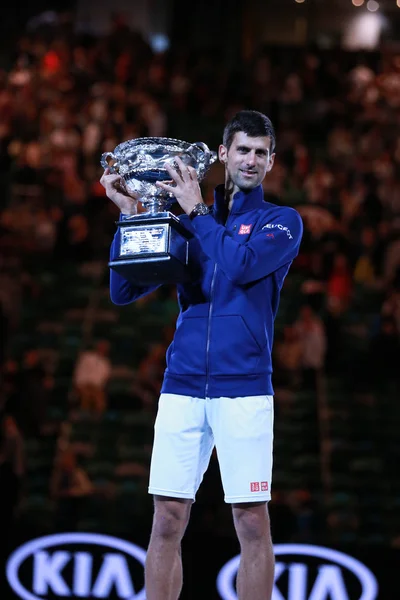 Grand-Slam-Champion Novak Djokovic aus Serbien hält nach seinem Sieg bei den Australian Open 2016 die australische Open-Trophäe in der Hand — Stockfoto