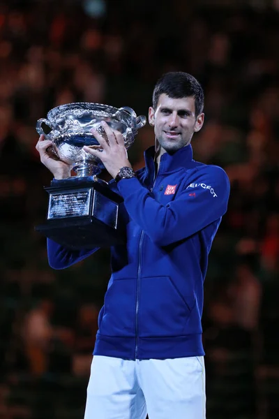 Novak Djokovic, campeón del Grand Slam de Sebia, ostenta el trofeo del Abierto de Australia durante la presentación del trofeo tras la victoria en el Abierto de Australia 2016 —  Fotos de Stock