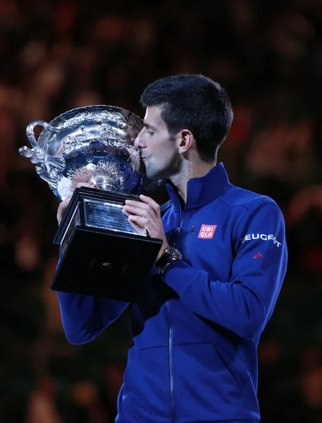 Grand Slam Championem Novak Djokovic Sebia trzyma Australian Open Puchar podczas prezentacji trofeum po zwycięstwo w Australian Open 2016 — Zdjęcie stockowe