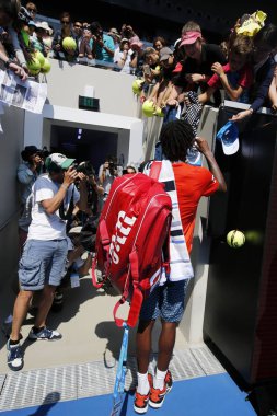 Profesyonel tenis oyuncusu Gael Monfis Fransa, Avustralya Açık 2016 yuvarlak 4 maç sonra imza imzalar