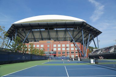 Mahkemeler ve yeni geliştirilmiş Arthur Ashe stadyumda Billie Jean King Ulusal Tenis merkezi uygulama