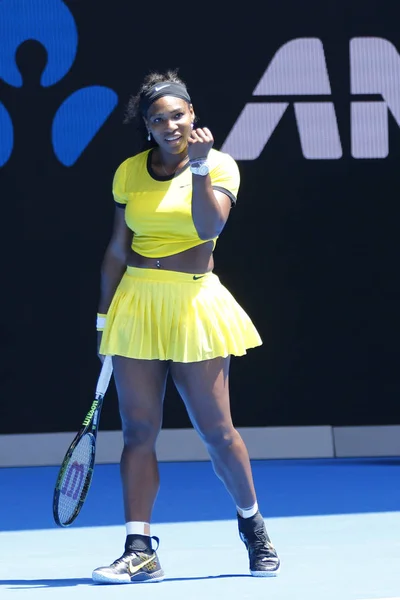 Veintiún veces campeona de Grand Slam Serena Williams en acción durante su partido de ronda 4 en el Abierto de Australia 2016 — Foto de Stock