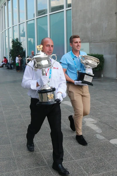 Australian Open staff with The Daphne Akhurst Memorial Cup (L) and Norman Brooks Challenge Cup in Melbourne Park — Stock Photo, Image