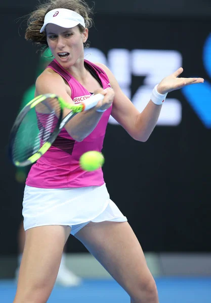 La tenista profesional Johanna Konta del Reino Unido en acción durante el partido de cuartos de final en el Abierto de Australia 2016 — Foto de Stock
