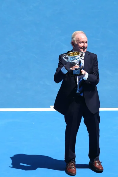 Bývalý australský tenista Rod Laver obsahuje repliku jeho 1969 Australian Open trofej po prezentaci na Rod Laver Arena v Melbourne parku. — Stock fotografie