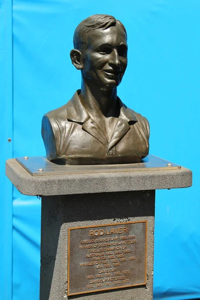 Rod Laver Busto em frente à Rod Laver Arena no centro de tênis australiano em Melbourne Park . — Fotografia de Stock