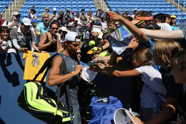Grand Slam Championem Rafael Nadal Hiszpanii podpisywanie autografów po praktyce dla nas Open 2016 — Zdjęcie stockowe