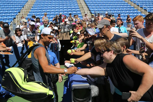 Чемпион Большого шлема Рафаэль Надаль из Испании раздавал автографы после тренировки на US Open 2016 — стоковое фото