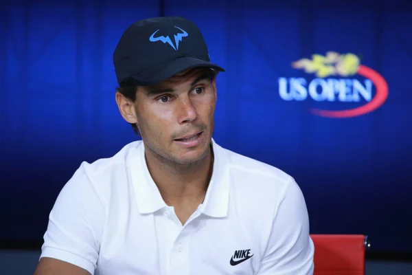 Quatorze fois champion du Grand Chelem Rafael Nadal d'Espagne lors de la conférence de presse après la quatrième défaite à l'US Open 2016 . — Photo