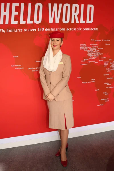 Emirates Airlines flygvärdinnor på han Emirates Airlines monter på Billie Jean King National Tennis Center under oss Open 2016 — Stockfoto
