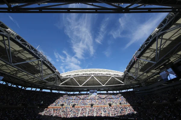 Nieuw verbeterd Arthur Ashe Stadion at de Billie Jean King National Tennis Center tijdens ons Open 2016 — Stockfoto