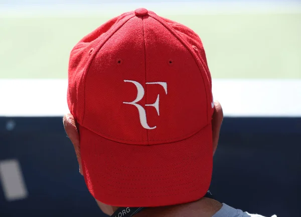 Теннисный фанат носит шляпу Роджера Федерера во время матча US Open 2016 — стоковое фото
