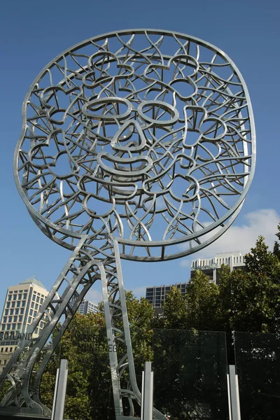 Les Voyageurs sculptures de l'artiste Nadim Karam sur le pont Sandridge à Melbourne — Photo