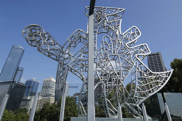 De resande skulpturerna av konstnären Nadim Karam på Sandridge bron i Melbourne — Stockfoto