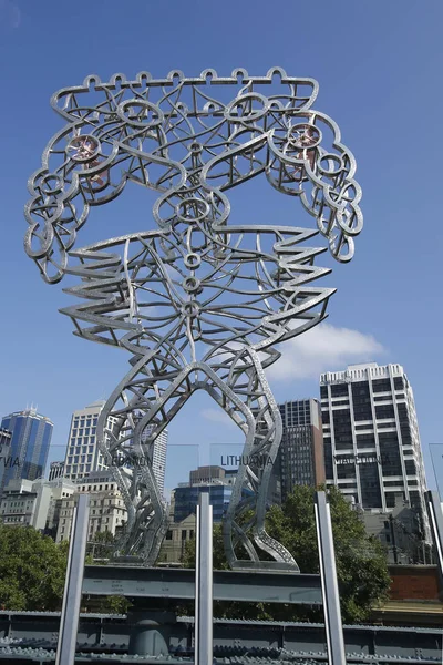 As esculturas Travellers do artista Nadim Karam na Ponte Sandridge em Melbourne — Fotografia de Stock