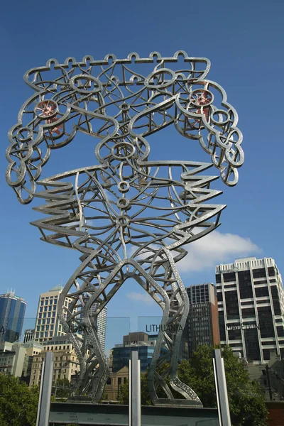 The Travellers esculturas del artista Nadim Karam en el puente Sandridge en Melbourne — Foto de Stock