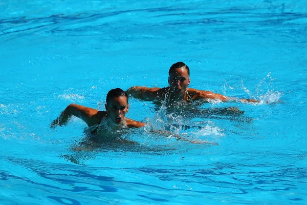 Ona Carbonell y Gemma Mengual de España compiten durante duetos de natación sincronizados de rutina libre preliminar de los Juegos Olímpicos de Río 2016 — Foto de Stock