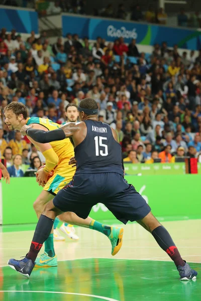 Campeão olímpico Carmelo Anthony da Equipe EUA (R) e David Andersen da Austrália em ação durante o grupo Uma partida de basquete dos Jogos Olímpicos Rio 2016 — Fotografia de Stock