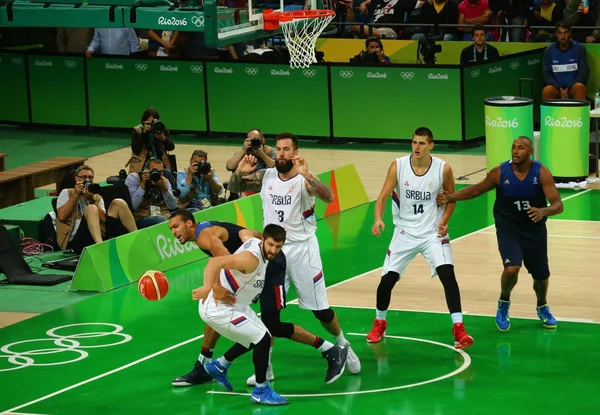 Serbia (w kolorze białym) i Francji zespół w akcji podczas Grupa mecz koszykówki Igrzysk Rio 2016 — Zdjęcie stockowe
