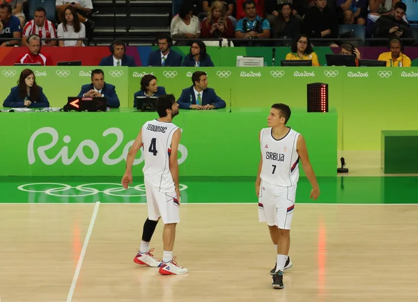 Equipo Serbia en acción durante el partido de baloncesto del grupo A de los Juegos Olímpicos de Río 2016 contra el equipo Francia — Foto de Stock