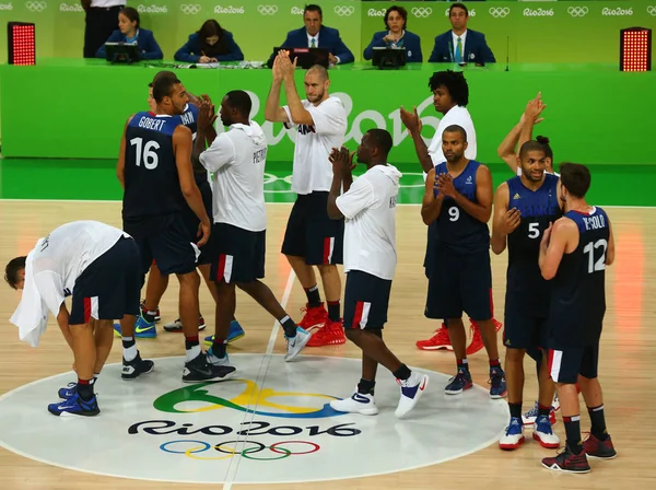 Franciaország csapat ünnepli győzelem után a csoport kosárlabda mérkőzés a Rio 2016 olimpiai játékok csapata Szerbia ellen — Stock Fotó