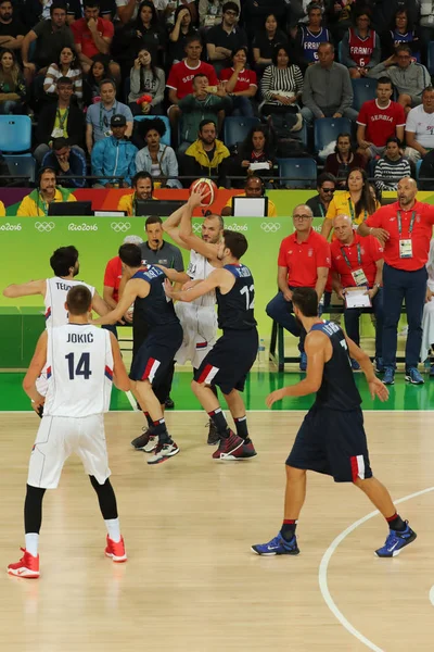 Serbia (w kolorze białym) i Francji zespół w akcji podczas Grupa mecz koszykówki Igrzysk Rio 2016 — Zdjęcie stockowe