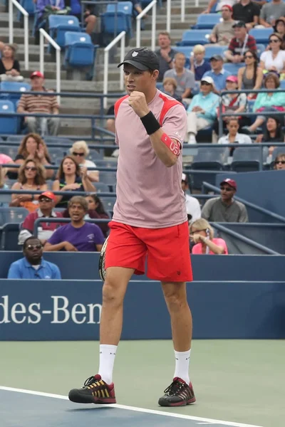 Чемпион Большого шлема Майк Брайан в действии во время четвертьфинала US Open 2016 в парном разряде — стоковое фото