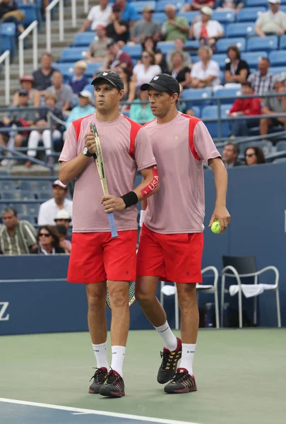 Los campeones del Grand Slam Mike y Bob Bryan en acción durante el partido de cuartos de final del US Open 2016 — Foto de Stock